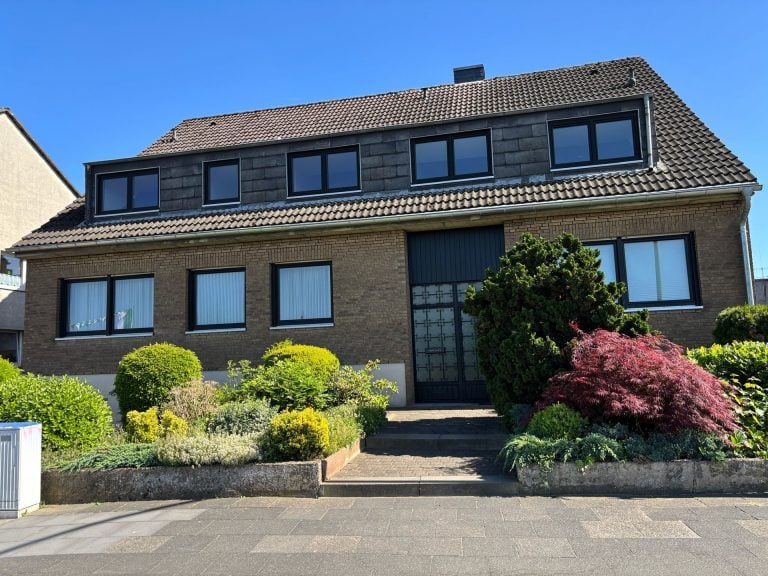 Böcker Wohnimmobilien - Immobilienangebot - Duisburg / Serm - Alle - Großes Potenzial - Bauplatz und Ausbau möglich - Nur 1 Einheit vermietet