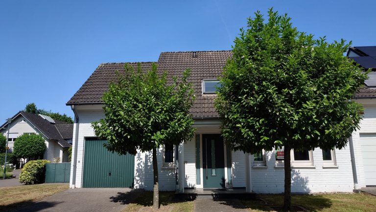 Böcker Wohnimmobilien - Immobilienangebot - Düsseldorf / Lohausen - Alle - Familienidyll mit Garten in Bestlage von Lohausen