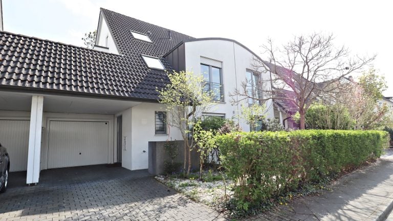 Böcker Wohnimmobilien - Immobilienangebot - Düsseldorf / Stockum - Alle - Attraktive 6-Zi.-Doppelhaushälfte mit schönem Garten!