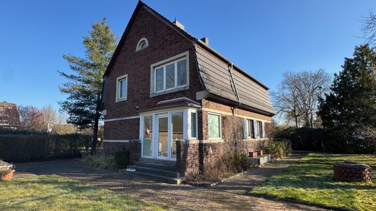 Böcker Wohnimmobilien - Immobilienangebot - Düsseldorf-Lohausen - Alle - EFH mit viel Potential für Ihr Familientraum in Düsseldorf-Lohausen