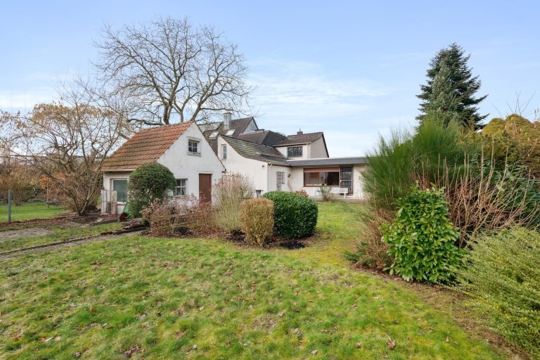 Böcker Wohnimmobilien - Immobilienangebot - Düsseldorf / Unterrath - Alle - Zauberhaftes Grundstück in ruhiger grüner Lage - und doch in der Stadt