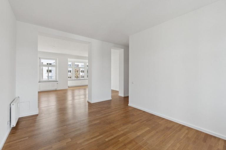 Böcker Wohnimmobilien - Immobilienangebot - Düsseldorf / Heerdt - Alle - Altbaucharme und großzügige Terrasse in Düsseldorf Heerdt