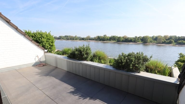 Böcker Wohnimmobilien - Immobilienangebot - Düsseldorf / Wittlaer - Alle - 1. Rheinlage: Lichtdurchflutete Luxus-Maisonette -  4 Zimmer + Studio - Sauna - Traum Panoramablick
