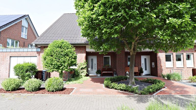 Böcker Wohnimmobilien - Immobilienangebot - Düsseldorf / Lohausen - Alle - Exklusives Townhouse mit Klimaanlage in sehr guter Lage Nähe internationaler Schule