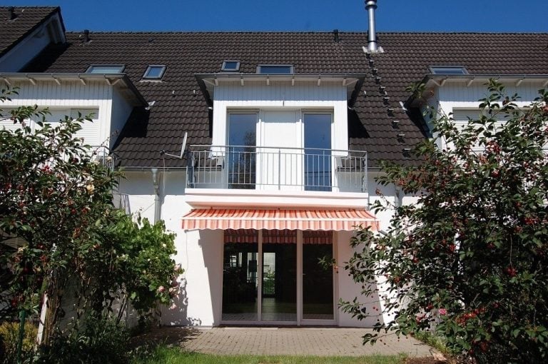 Böcker Wohnimmobilien - Immobilienangebot - Düsseldorf / Einbrungen - Alle - Helles 6-Zimmer-RMH! 2-Raum-Studio! 3 Bäder! Balkon, Terrasse, Garten!