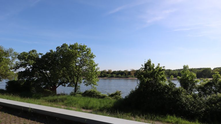 Böcker Wohnimmobilien - Immobilienangebot - Düsseldorf / Wittlaer - Alle - Einzigartiges Grundstück für den Familientraum direkt am Rhein in Wittlaer