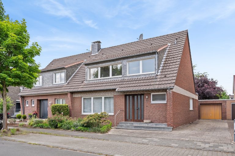 Böcker Wohnimmobilien - Immobilienangebot - Neuss - Alle - Doppelhaushälfte mit Modernisierungspotenzial