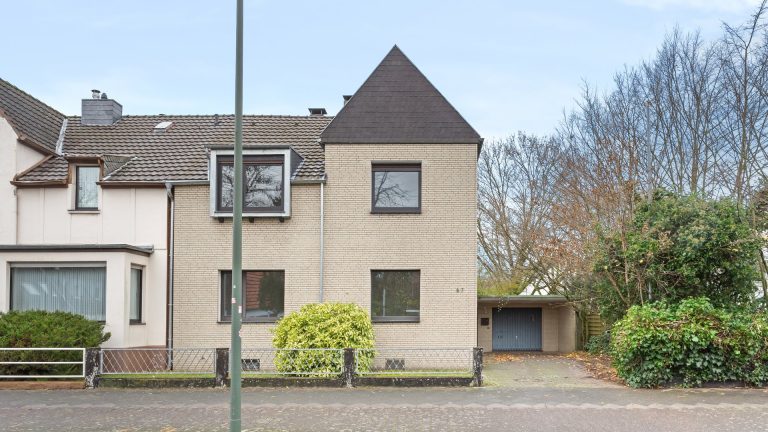 Böcker Wohnimmobilien - Immobilienangebot - Düsseldorf / Lohausen - Alle - Düsseldorf-Lohausen - Großzügige Doppelhaushälfte mit großem Grundstück