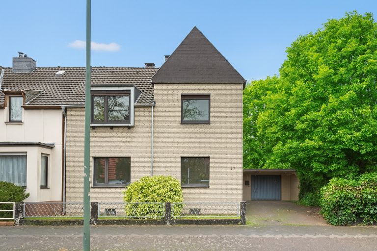 Böcker Wohnimmobilien - Immobilienangebot - Düsseldorf / Lohausen - Alle - Düsseldorf-Lohausen - Großzügige Doppelhaushälfte mit großem Grundstück