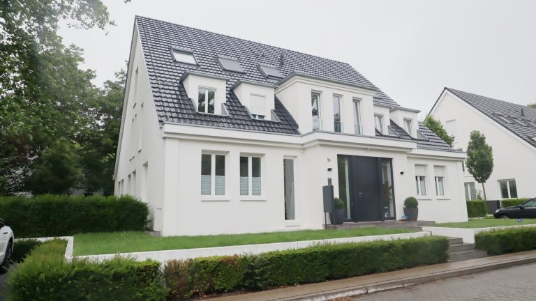 Böcker Wohnimmobilien - Immobilienangebot - Düsseldorf / Wittlaer - Alle - Exklusive Doppelhaushälfte in Top-Lage von Wittlaer!