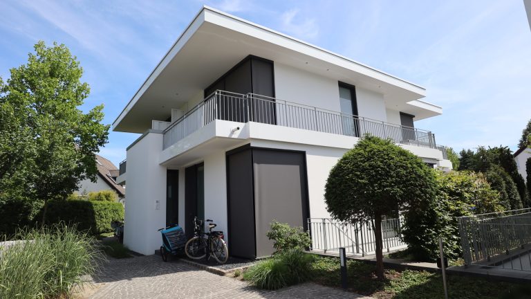 Böcker Wohnimmobilien - Immobilienangebot - Düsseldorf / Wittlaer - Alle - Exklusive Doppelhaushälfte - Villa mit Luxusausstattung in Rheinnähe!