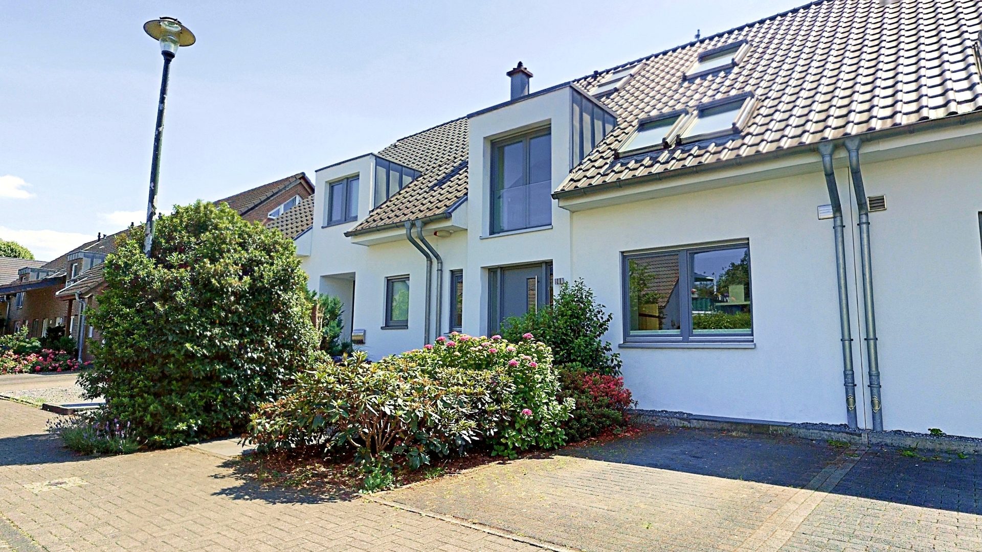 Böcker Wohnimmobilien - Immobilienangebot - Düsseldorf / Lohausen - Alle - Attraktives RMH mit Top-Ausstattung in direkter Nähe der ISD und 300 m zum Rhein gelegen
