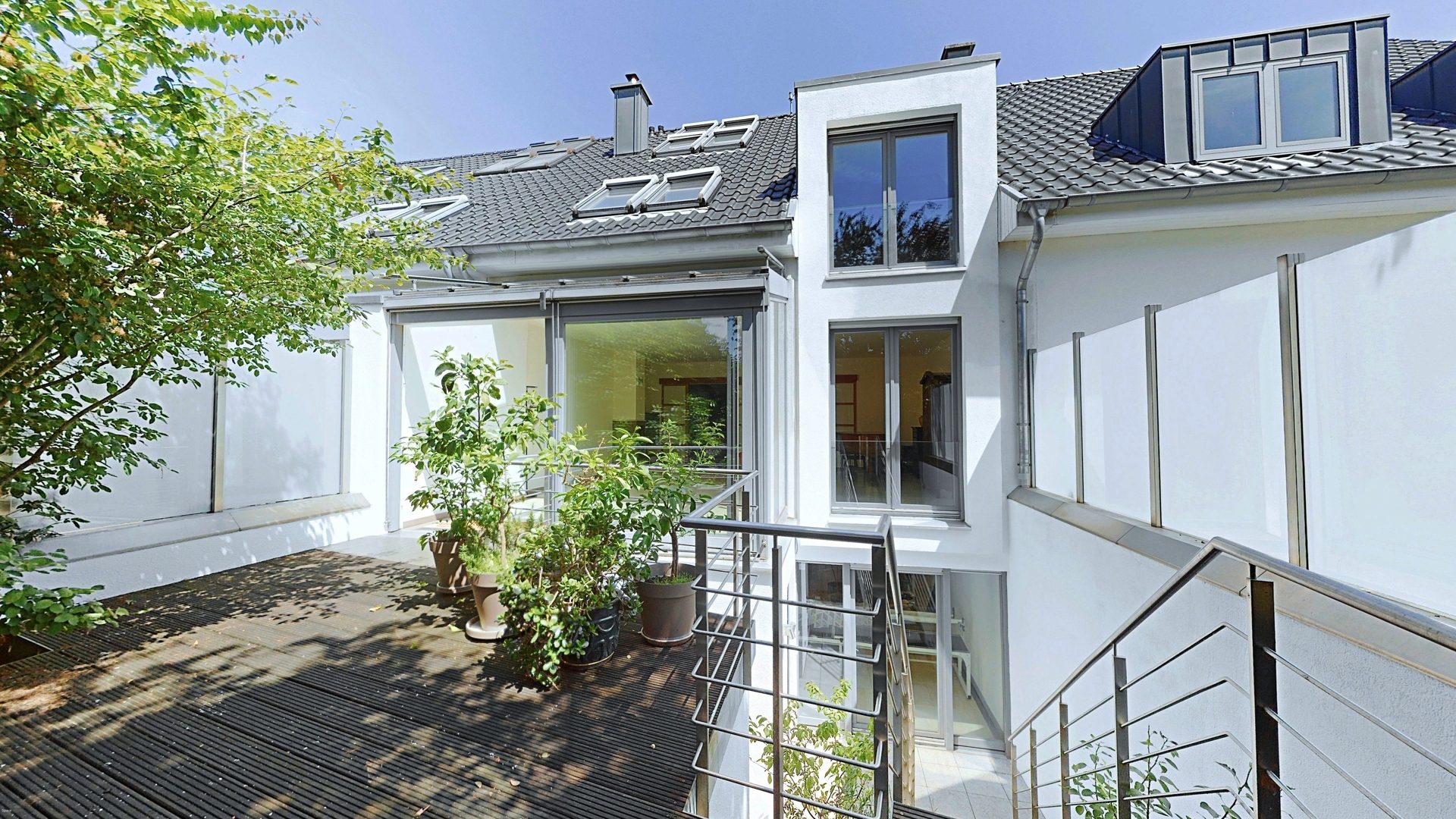 Böcker Wohnimmobilien - Immobilienangebot - Düsseldorf / Lohausen - Alle - Attraktives RMH mit Top-Ausstattung in direkter Nähe der ISD und 300 m zum Rhein gelegen