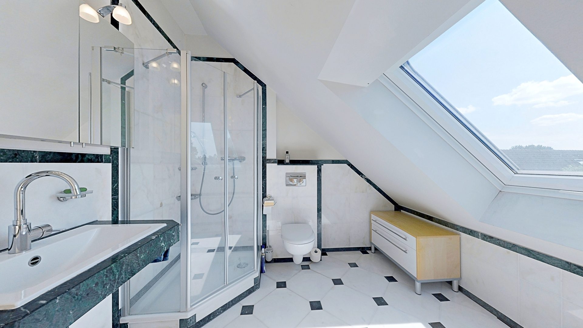 Böcker Wohnimmobilien - Immobilienangebot - Düsseldorf / Lohausen - Alle - Attraktives RMH mit Top-Ausstattung in direkter Nähe der ISD und 300 m zum Rhein gelegen