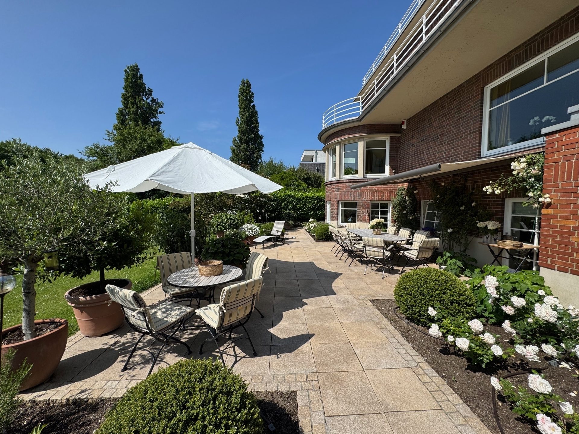 Böcker Wohnimmobilien - Immobilienangebot - Düsseldorf / Kaiserswerth - Alle - Exklusive Familienvilla mit Terrassen-Oase und Weitblick in den Rheinauen von Kaiserswerth
