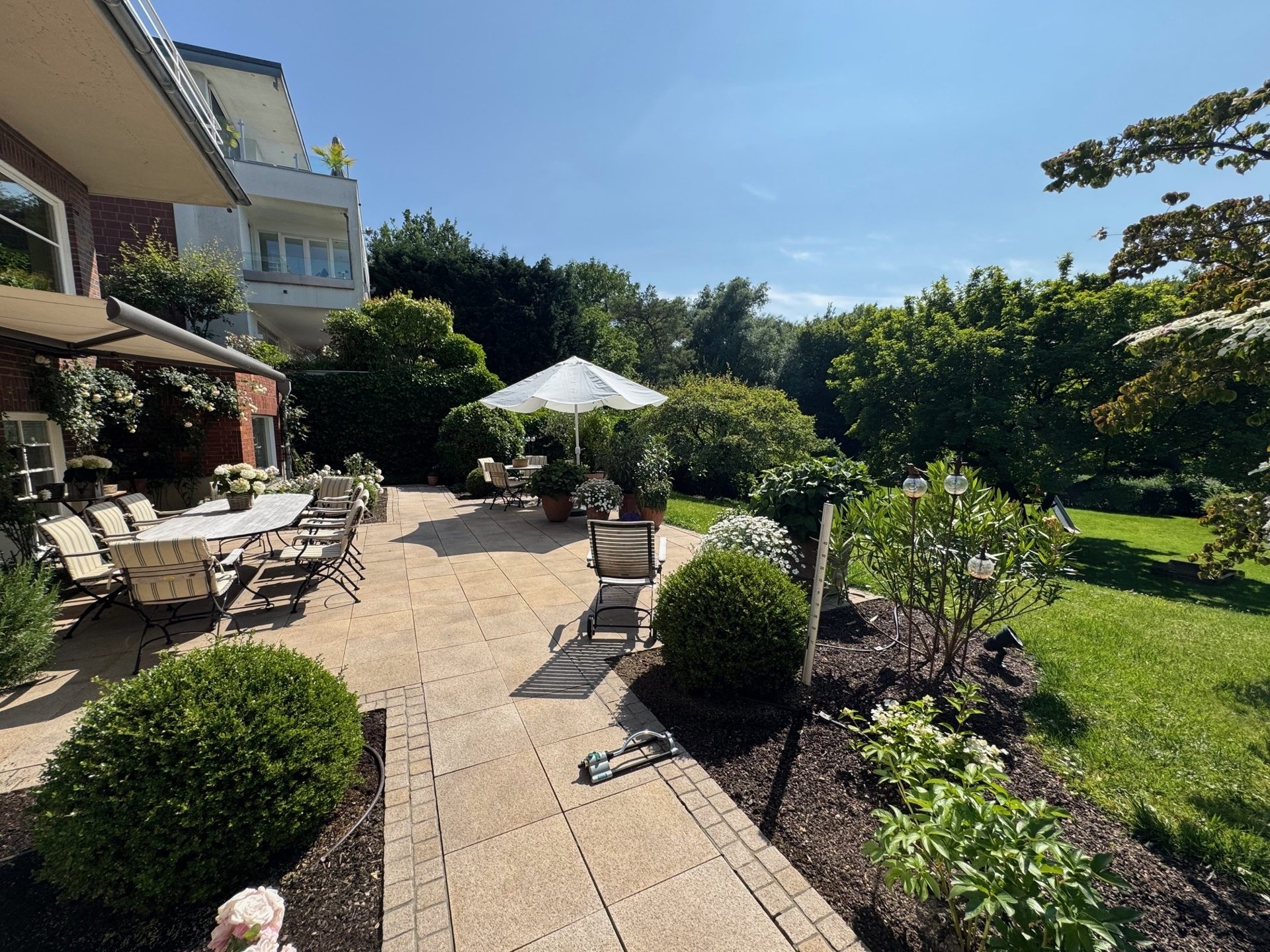 Böcker Wohnimmobilien - Immobilienangebot - Düsseldorf / Kaiserswerth - Alle - Exklusive Familienvilla mit Terrassen-Oase und Weitblick in den Rheinauen von Kaiserswerth