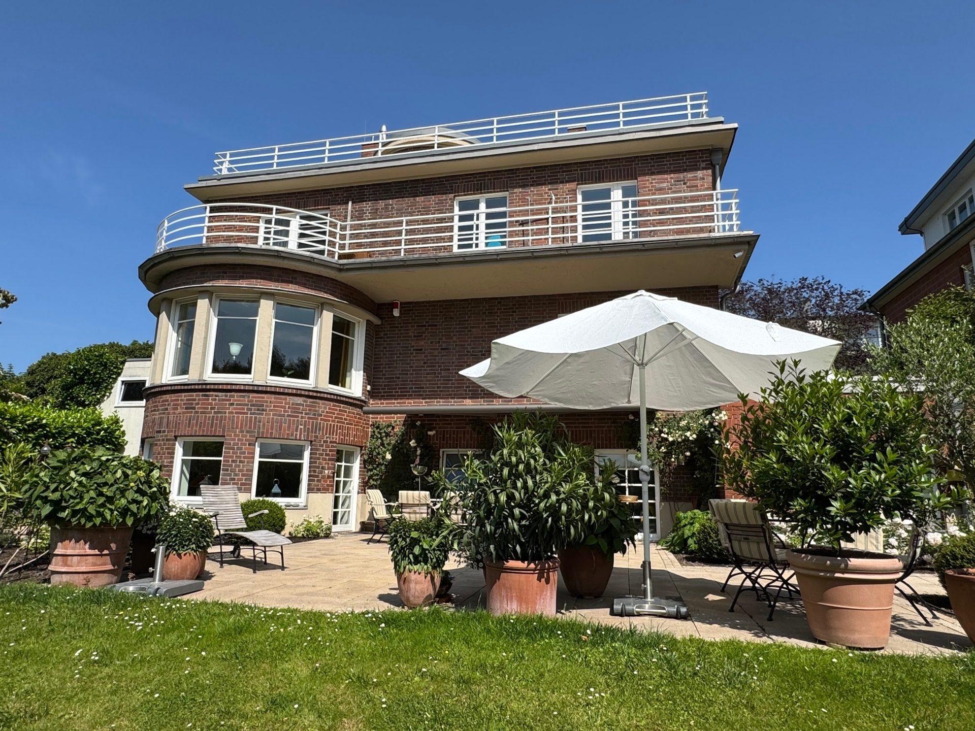 Böcker Wohnimmobilien - Immobilienangebot - Düsseldorf / Kaiserswerth - Alle - Exklusive Familienvilla mit Terrassen-Oase und Weitblick in den Rheinauen von Kaiserswerth