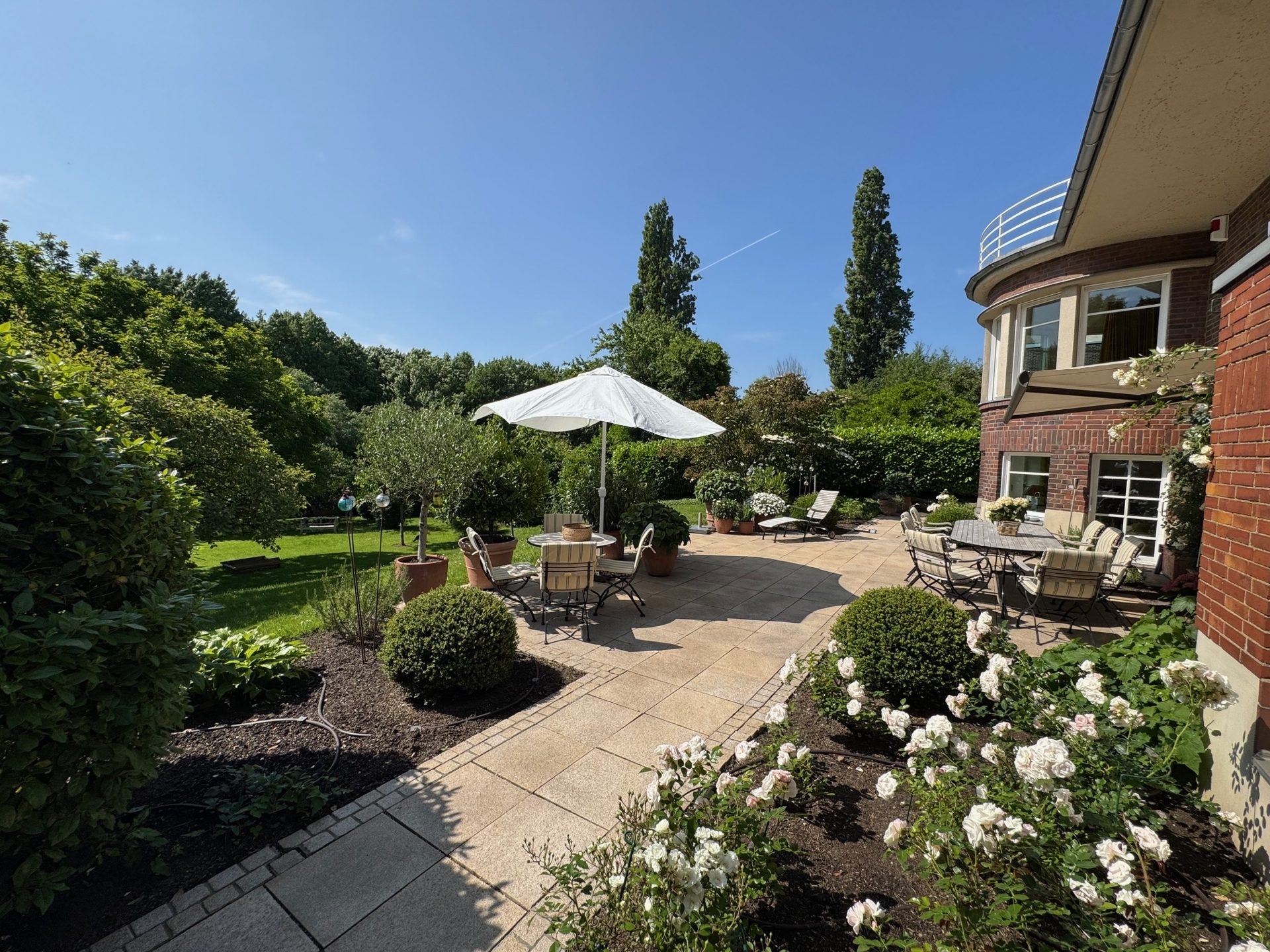 Böcker Wohnimmobilien - Immobilienangebot - Düsseldorf / Kaiserswerth - Alle - Exklusive Familienvilla mit Terrassen-Oase und Weitblick in den Rheinauen von Kaiserswerth