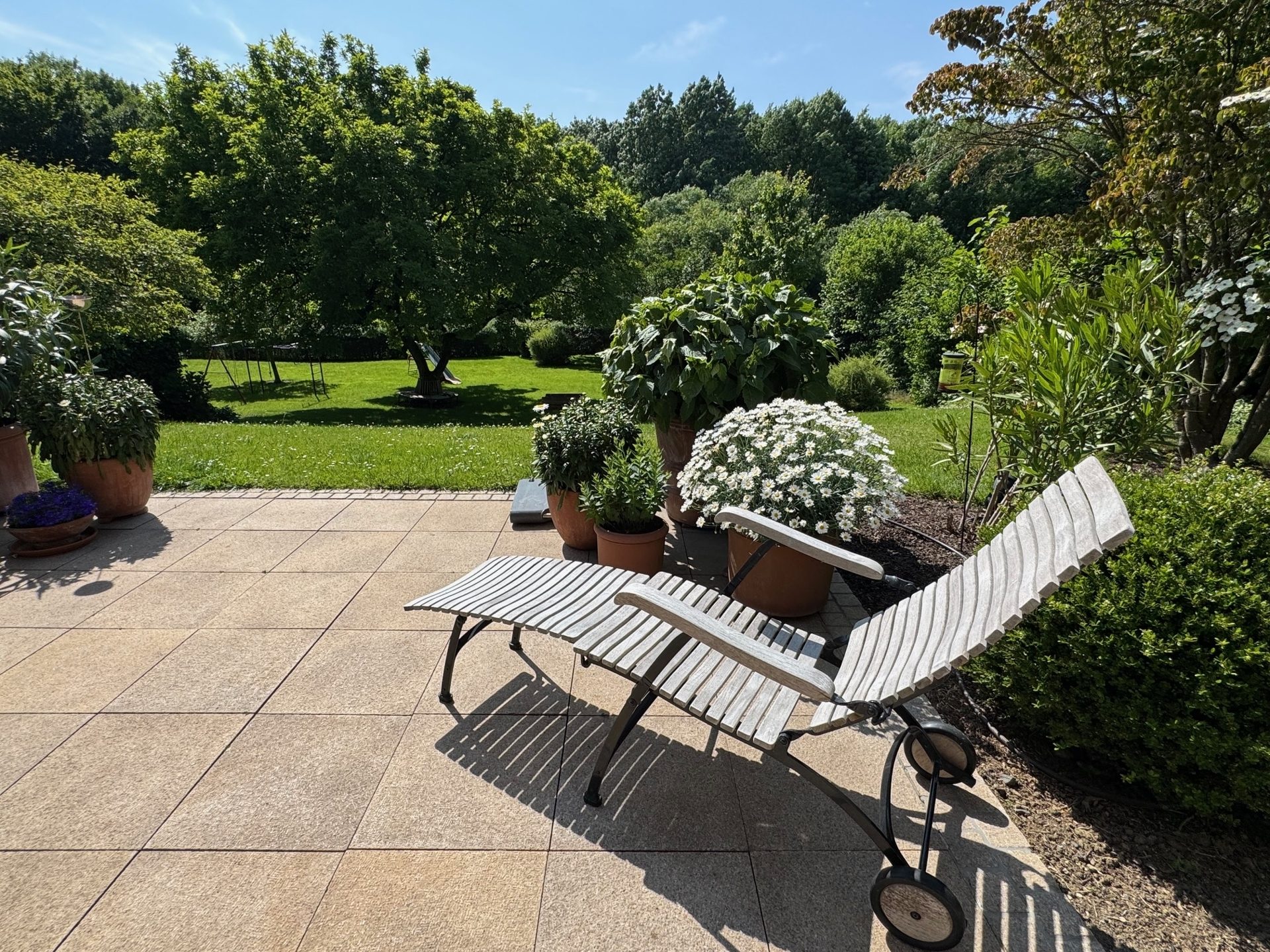 Böcker Wohnimmobilien - Immobilienangebot - Düsseldorf / Kaiserswerth - Alle - Exklusive Familienvilla mit Terrassen-Oase und Weitblick in den Rheinauen von Kaiserswerth