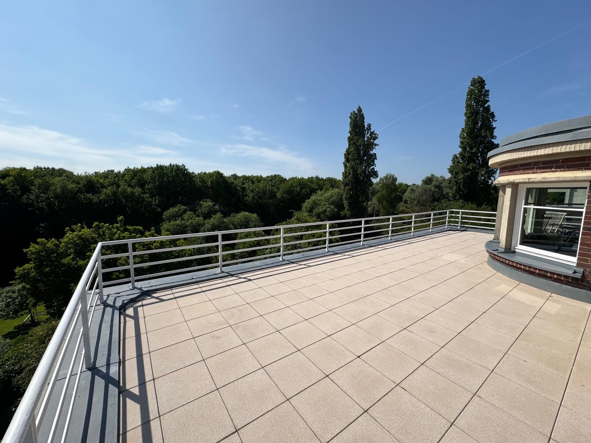 Böcker Wohnimmobilien - Immobilienangebot - Düsseldorf / Kaiserswerth - Alle - Exklusive Familienvilla mit Terrassen-Oase und Weitblick in den Rheinauen von Kaiserswerth