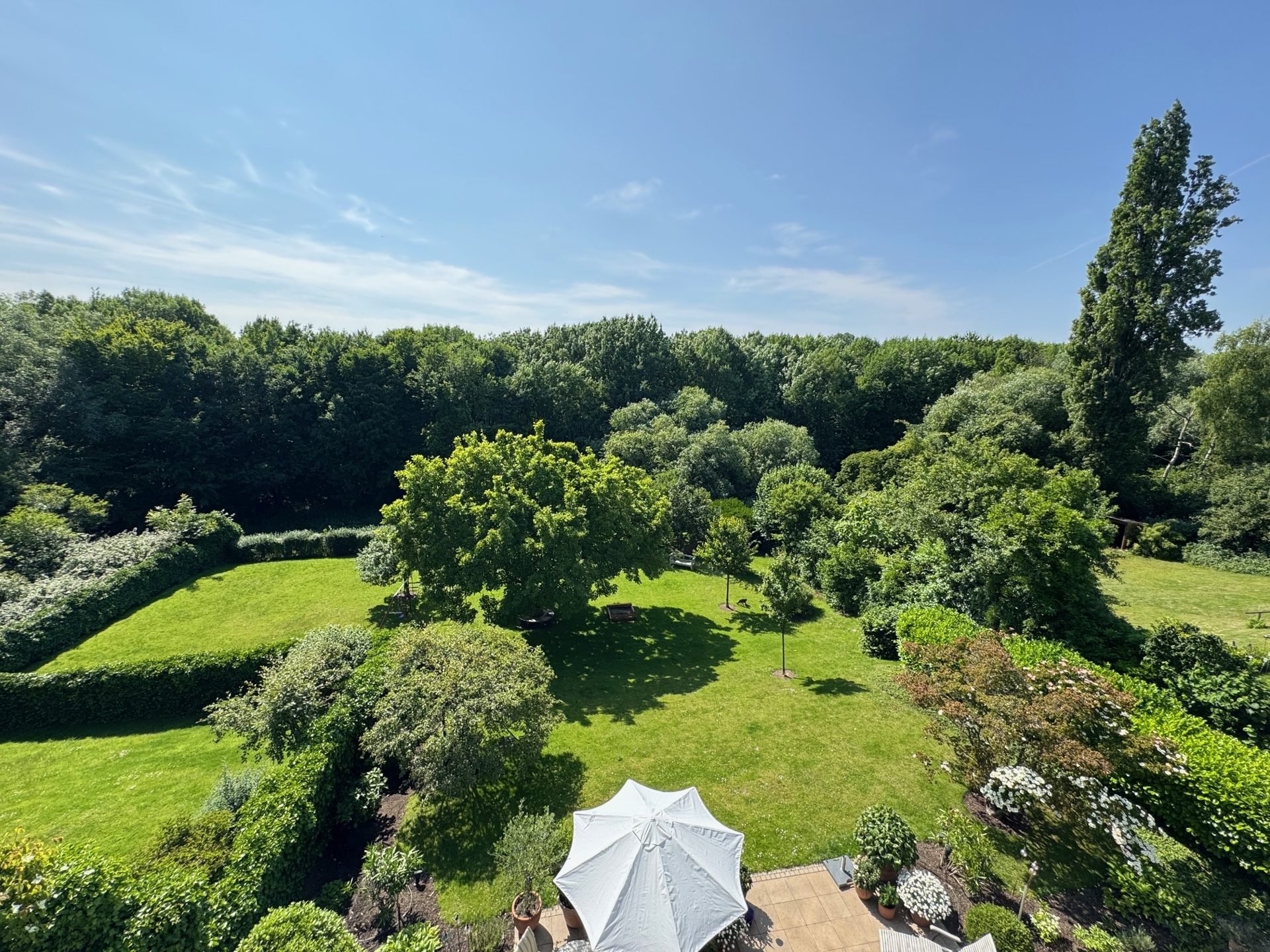 Böcker Wohnimmobilien - Immobilienangebot - Düsseldorf / Kaiserswerth - Alle - Exklusive Familienvilla mit Terrassen-Oase und Weitblick in den Rheinauen von Kaiserswerth