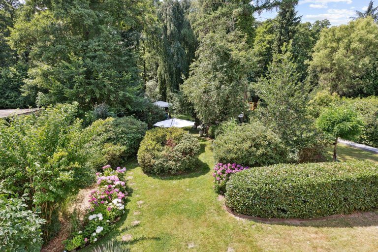 Böcker Wohnimmobilien - Immobilienangebot - Düsseldorf / Unterbach - Alle - Kleinod in Unterbach – Parkähnlicher Garten auf ca. 600 m² mit großzügigem Wohnen