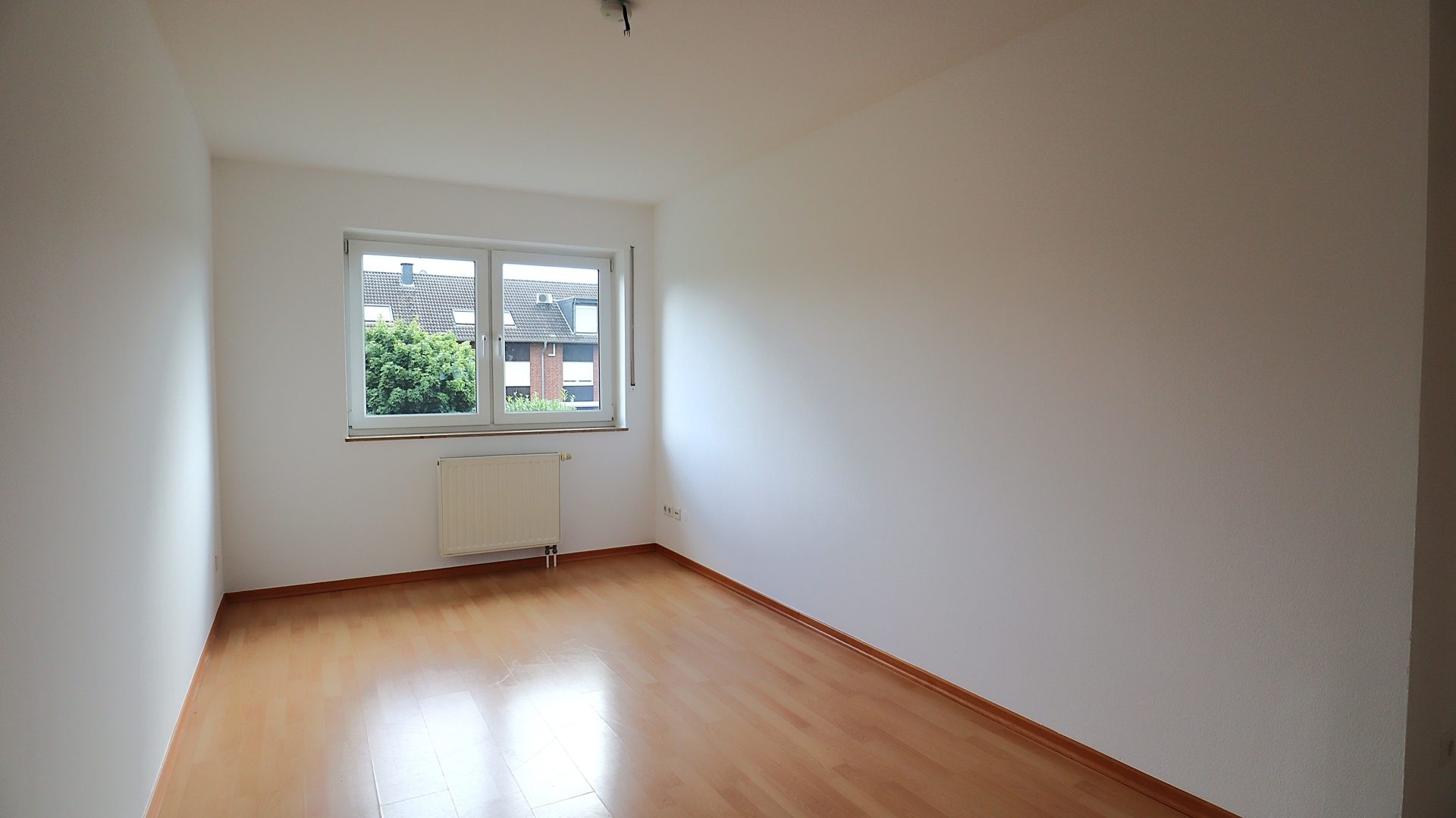 Böcker Wohnimmobilien - Immobilienangebot - Düsseldorf / Einbrungen - Alle - Attraktives Reihenmittelhaus in Einbrungen mit Garten