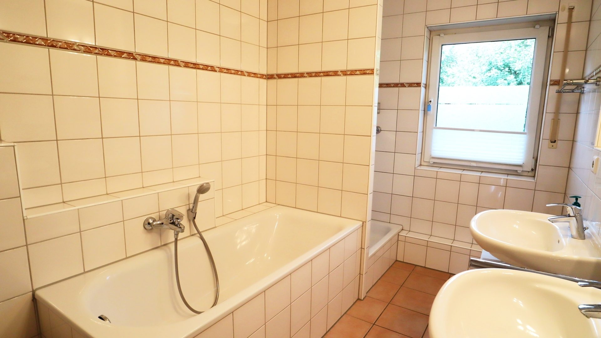 Böcker Wohnimmobilien - Immobilienangebot - Düsseldorf / Einbrungen - Alle - Attraktives Reihenmittelhaus in Einbrungen mit Garten