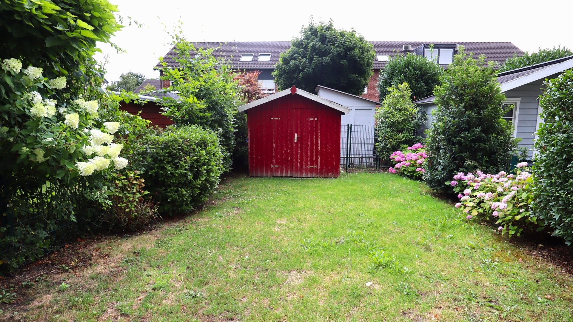 Böcker Wohnimmobilien - Immobilienangebot - Düsseldorf / Einbrungen - Alle - Attraktives Reihenmittelhaus in Einbrungen mit Garten