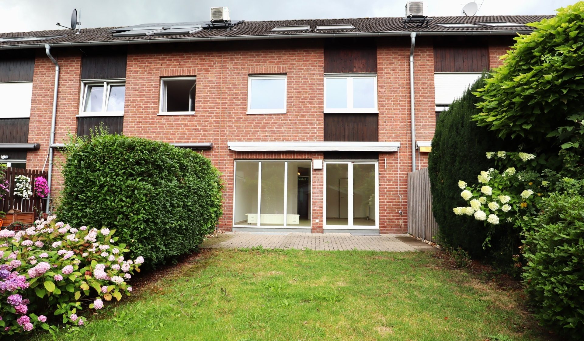 Böcker Wohnimmobilien - Immobilienangebot - Düsseldorf / Einbrungen - Alle - Attraktives Reihenmittelhaus in Einbrungen mit Garten