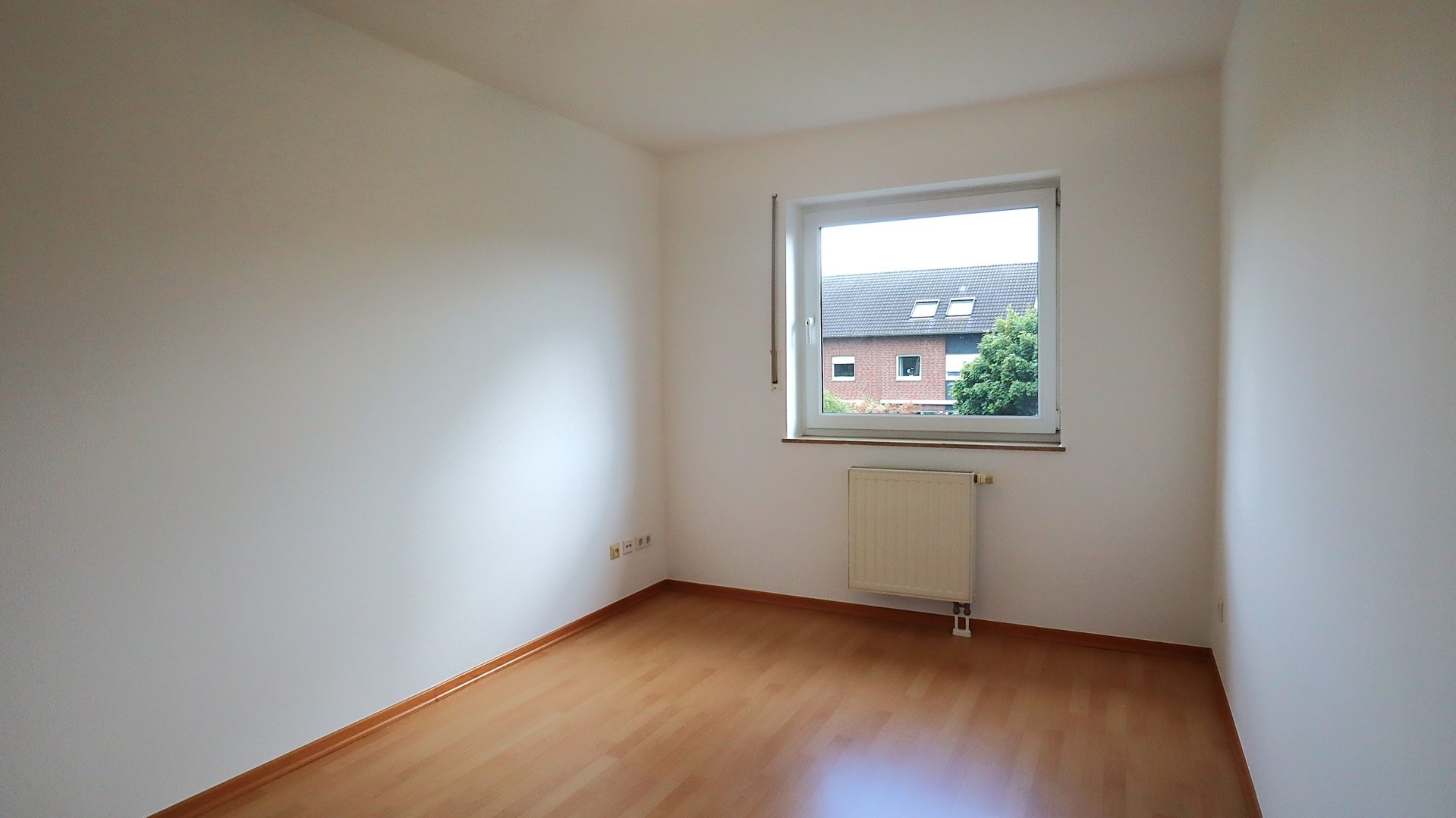 Böcker Wohnimmobilien - Immobilienangebot - Düsseldorf / Einbrungen - Alle - Attraktives Reihenmittelhaus in Einbrungen mit Garten