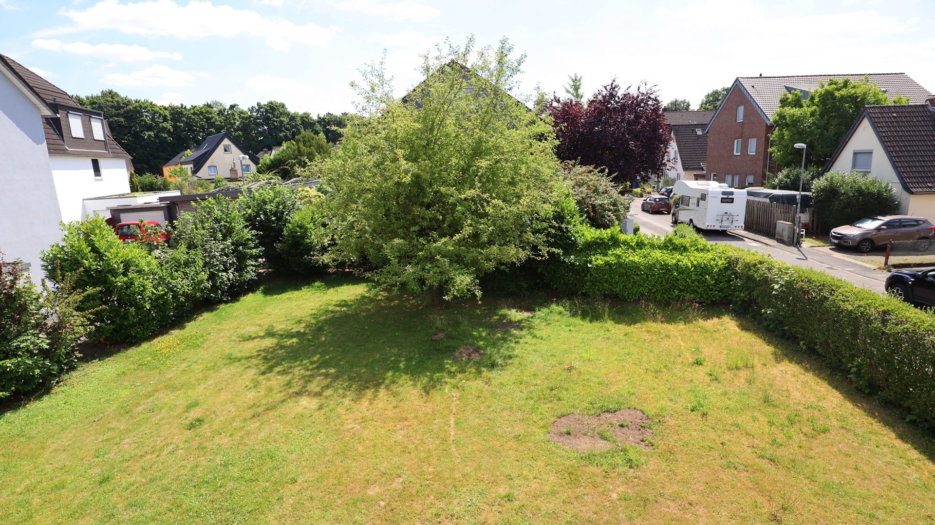 Böcker Wohnimmobilien - Immobilienangebot - Ratingen / Süd - Alle - Gemütliche 2-Zimmer-Wohnung mit riesigem Garten und wohnlich ausgebautem Spitzboden in ruhiger Lage
