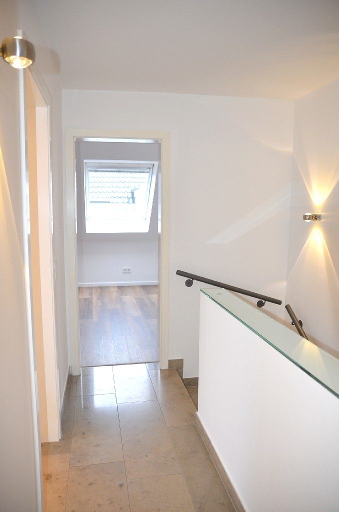 Böcker Wohnimmobilien - Immobilienangebot - Düsseldorf / Wittlaer - Alle - Hochwertiges Split-Level-Haus in bevorzugter Lage von Wittlaer