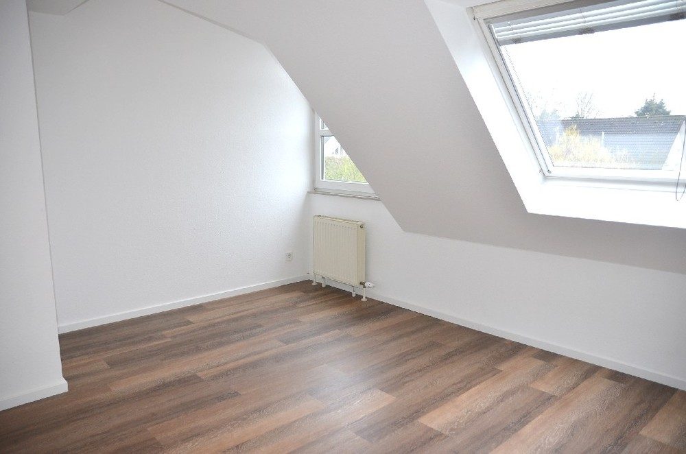 Böcker Wohnimmobilien - Immobilienangebot - Düsseldorf / Wittlaer - Alle - Hochwertiges Split-Level-Haus in bevorzugter Lage von Wittlaer