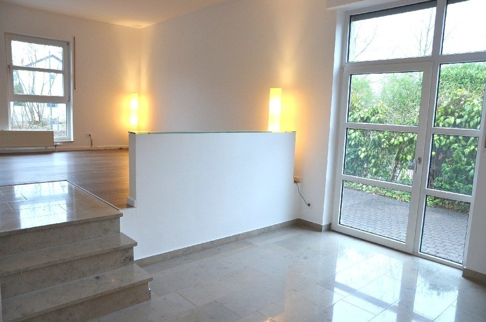 Böcker Wohnimmobilien - Immobilienangebot - Düsseldorf / Wittlaer - Alle - Hochwertiges Split-Level-Haus in bevorzugter Lage von Wittlaer