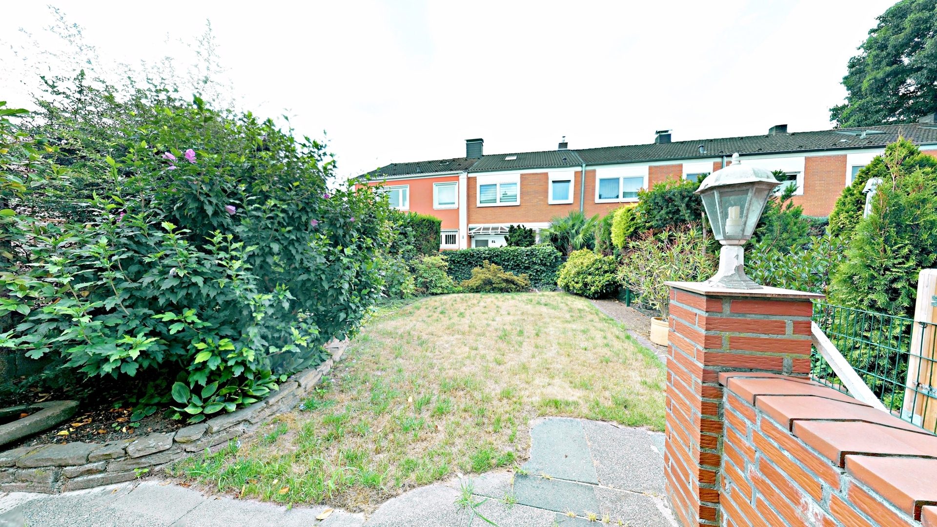Böcker Wohnimmobilien - Immobilienangebot - Düsseldorf / Lörick - Alle - Möbliertes Reihenmittelhaus in schöner Lage - besonders familienfreundlich