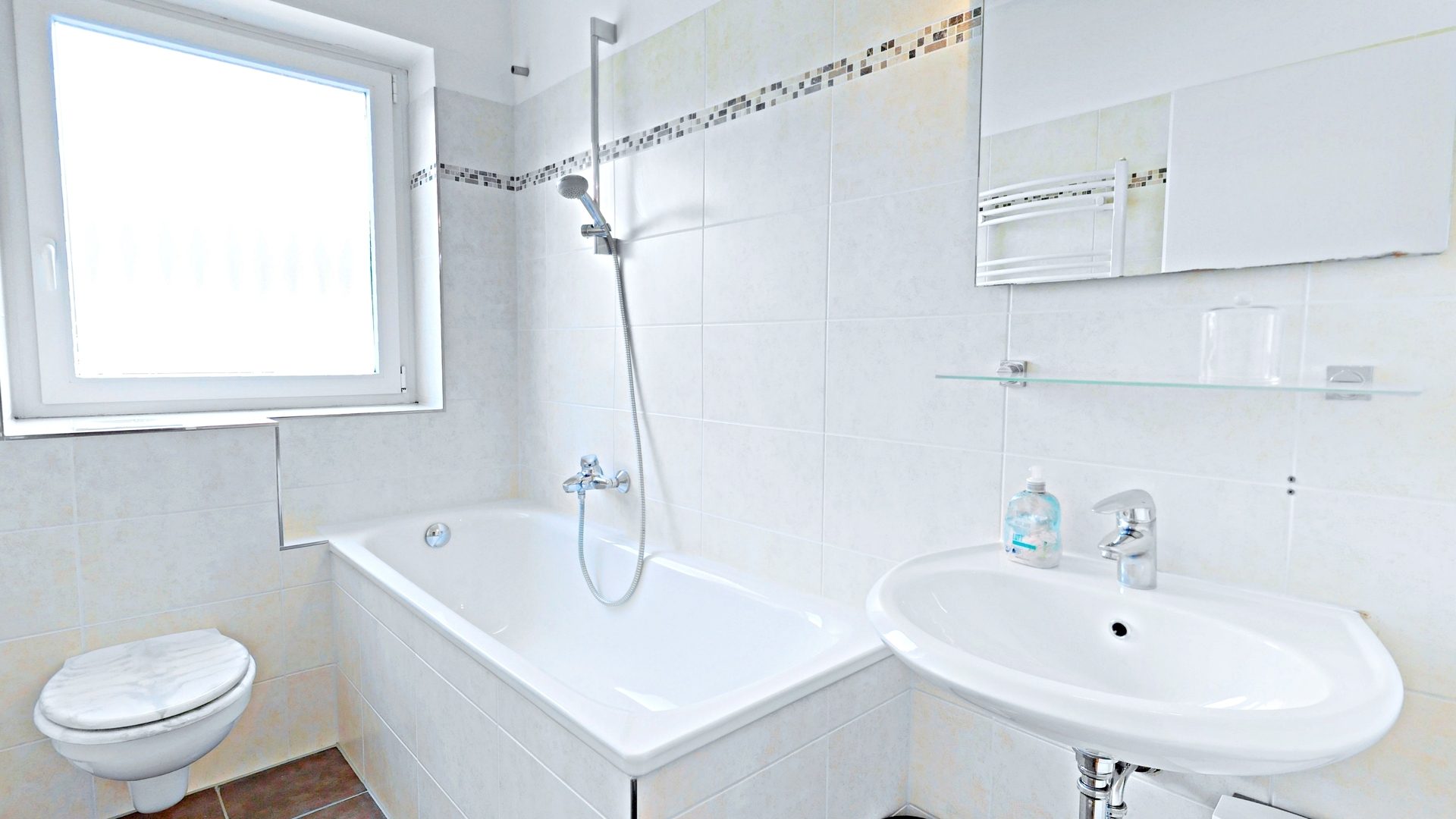 Böcker Wohnimmobilien - Immobilienangebot - Düsseldorf / Lörick - Alle - Möbliertes Reihenmittelhaus in schöner Lage - besonders familienfreundlich