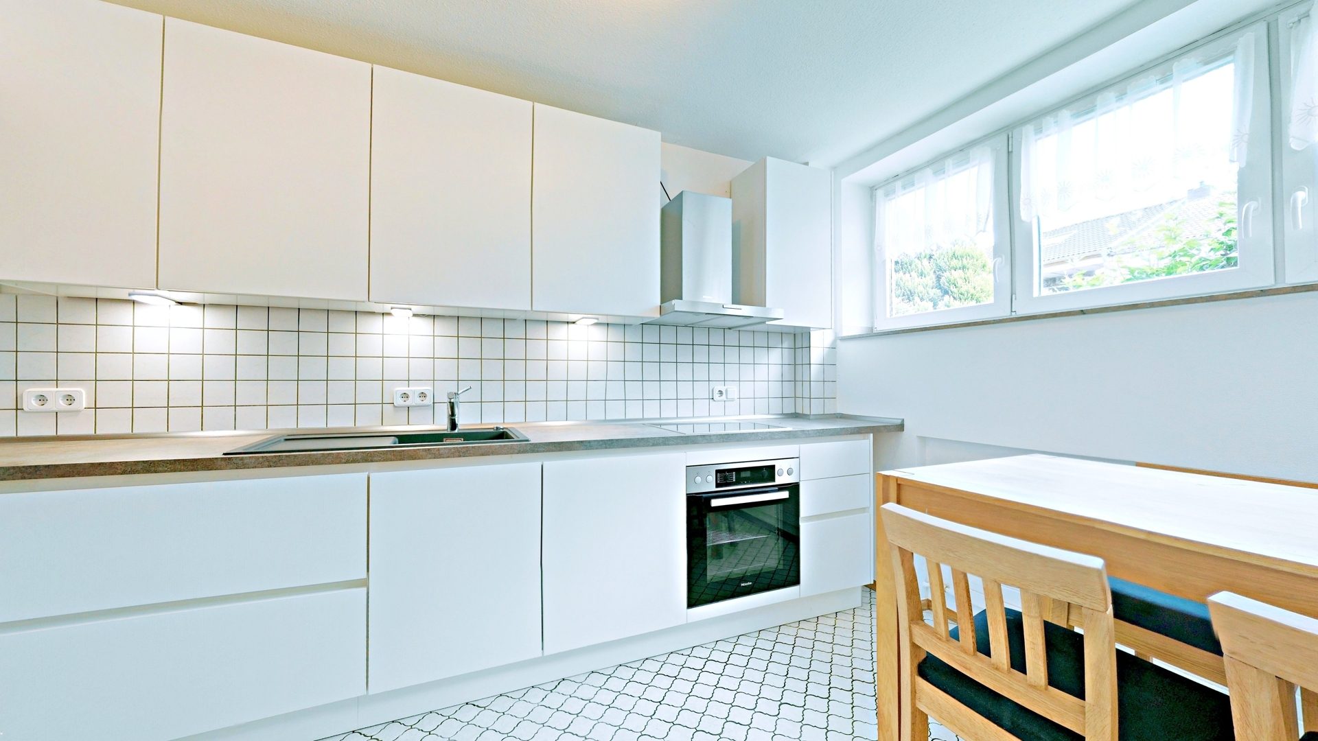 Böcker Wohnimmobilien - Immobilienangebot - Düsseldorf / Lörick - Alle - Möbliertes Reihenmittelhaus in schöner Lage - besonders familienfreundlich