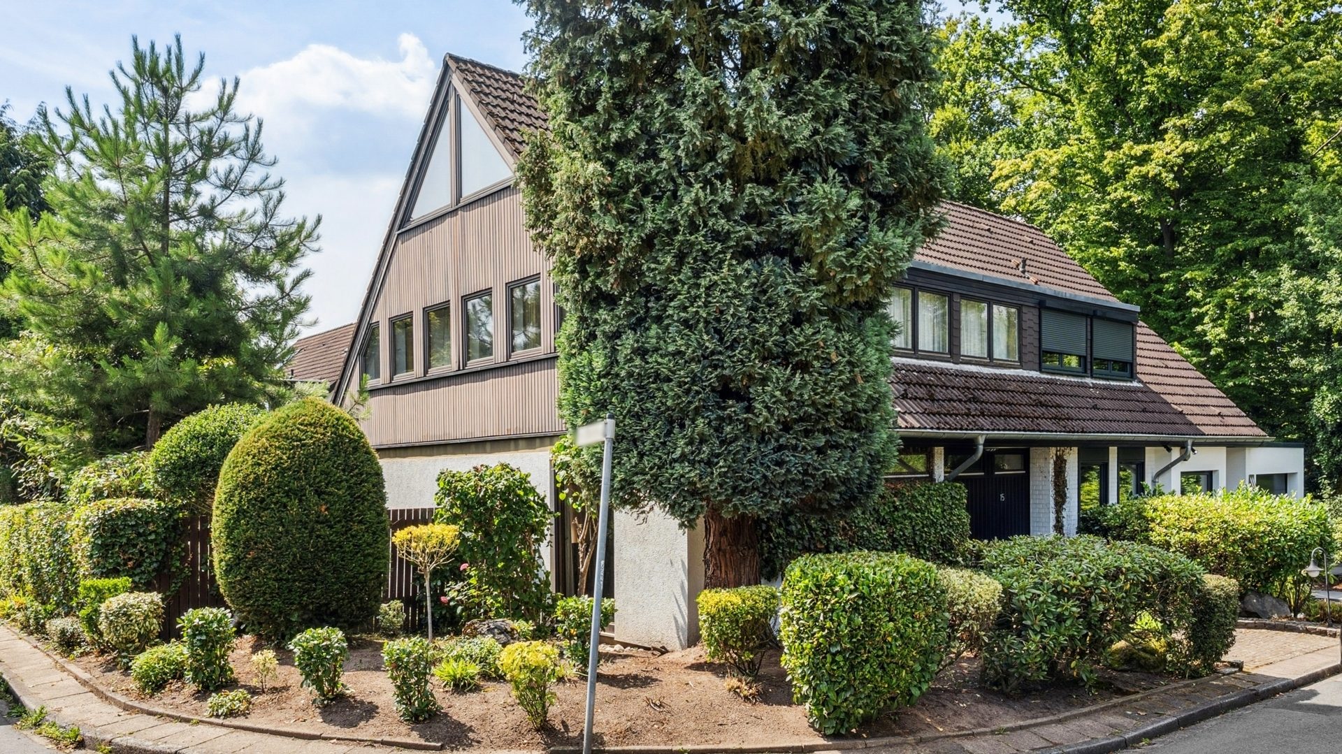 Böcker Wohnimmobilien - Immobilienangebot - Ratingen - Alle - Großzügige Doppelhaushälfte in Top-Lage von Ratingen-Hösel