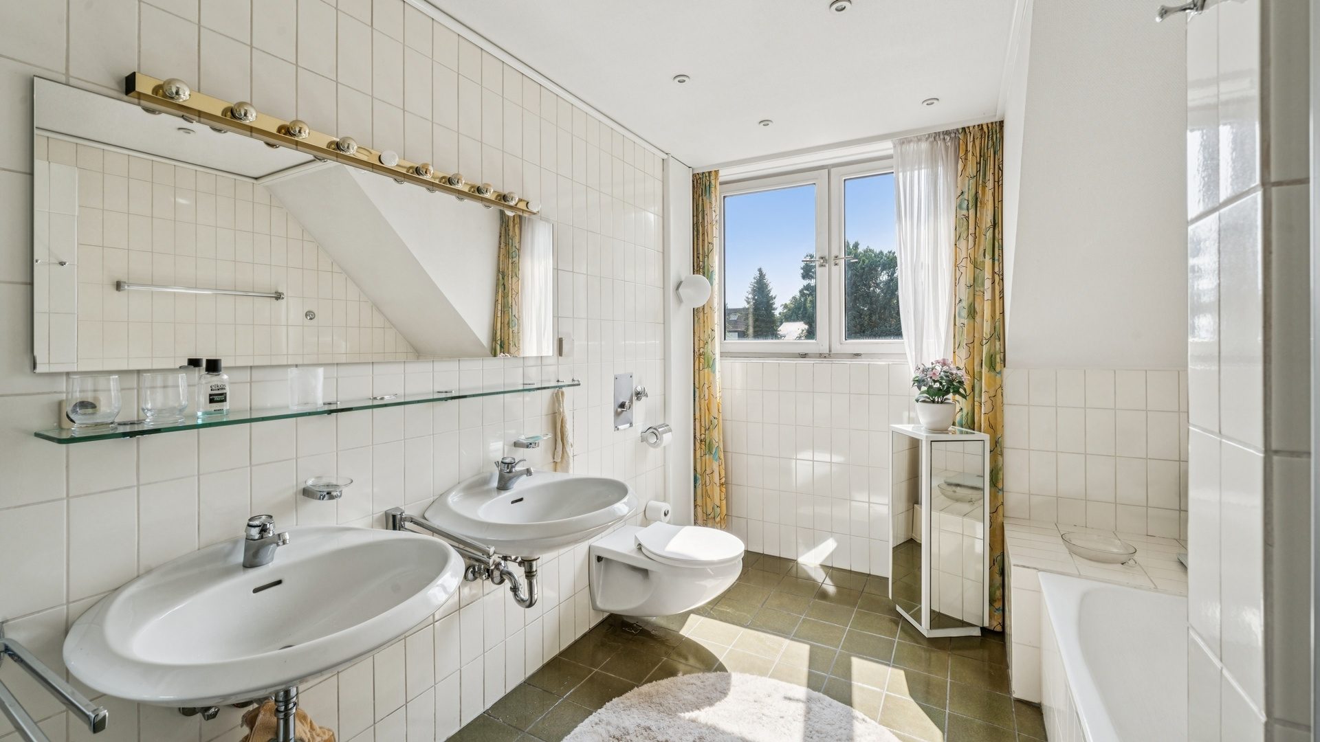 Böcker Wohnimmobilien - Immobilienangebot - Ratingen - Alle - Großzügige Doppelhaushälfte in Top-Lage von Ratingen-Hösel