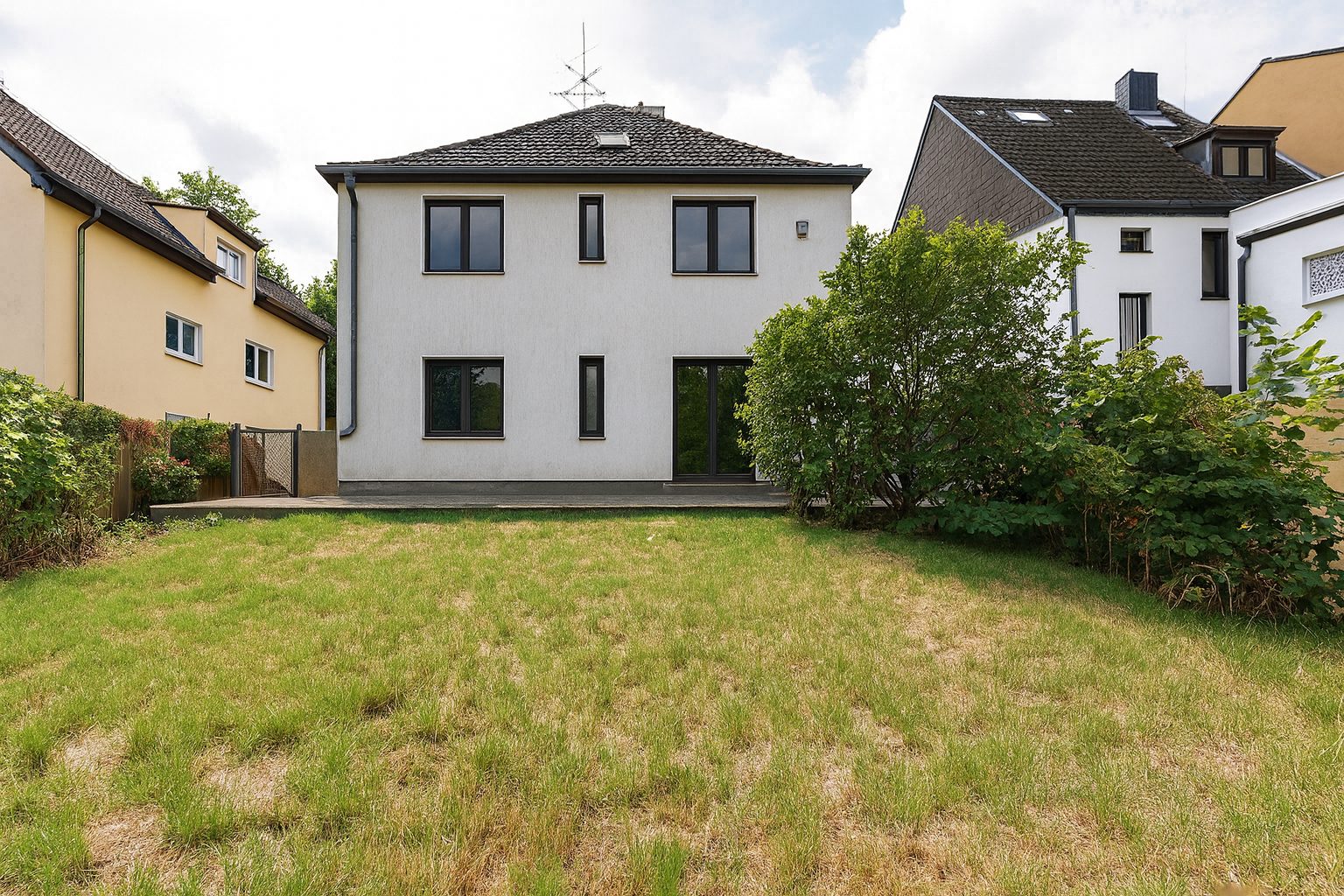 Böcker Wohnimmobilien - Immobilienangebot - Düsseldorf / Lohausen - Alle - Freistehendes EFH mit viel Potential in Düsseldorf-Lohausen