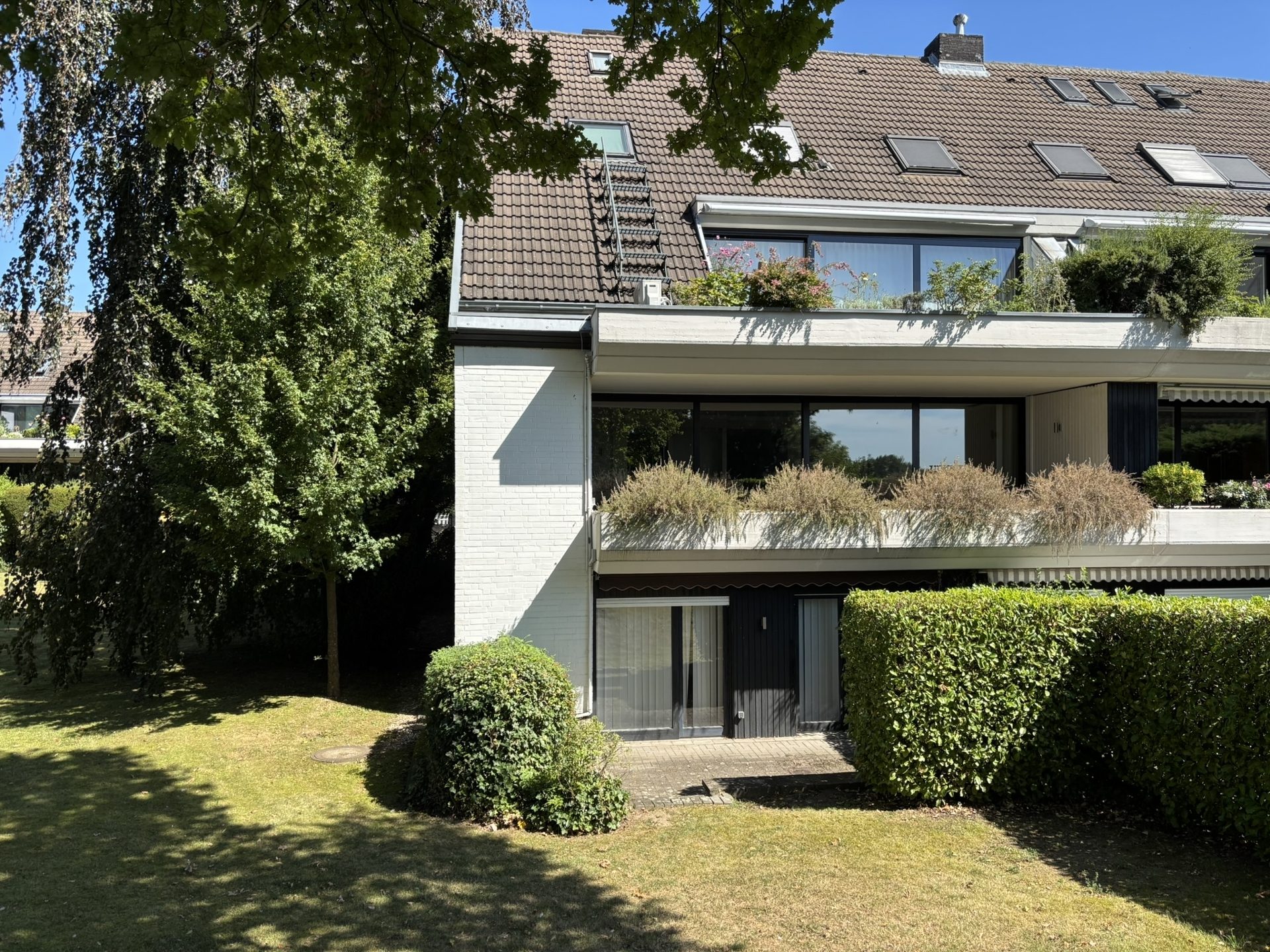 Böcker Wohnimmobilien - Immobilienangebot - Düsseldorf / Wittlaer - Alle - Exklusive und großzügige Maisonettewohnung mit Rheinblick in Wittlaer