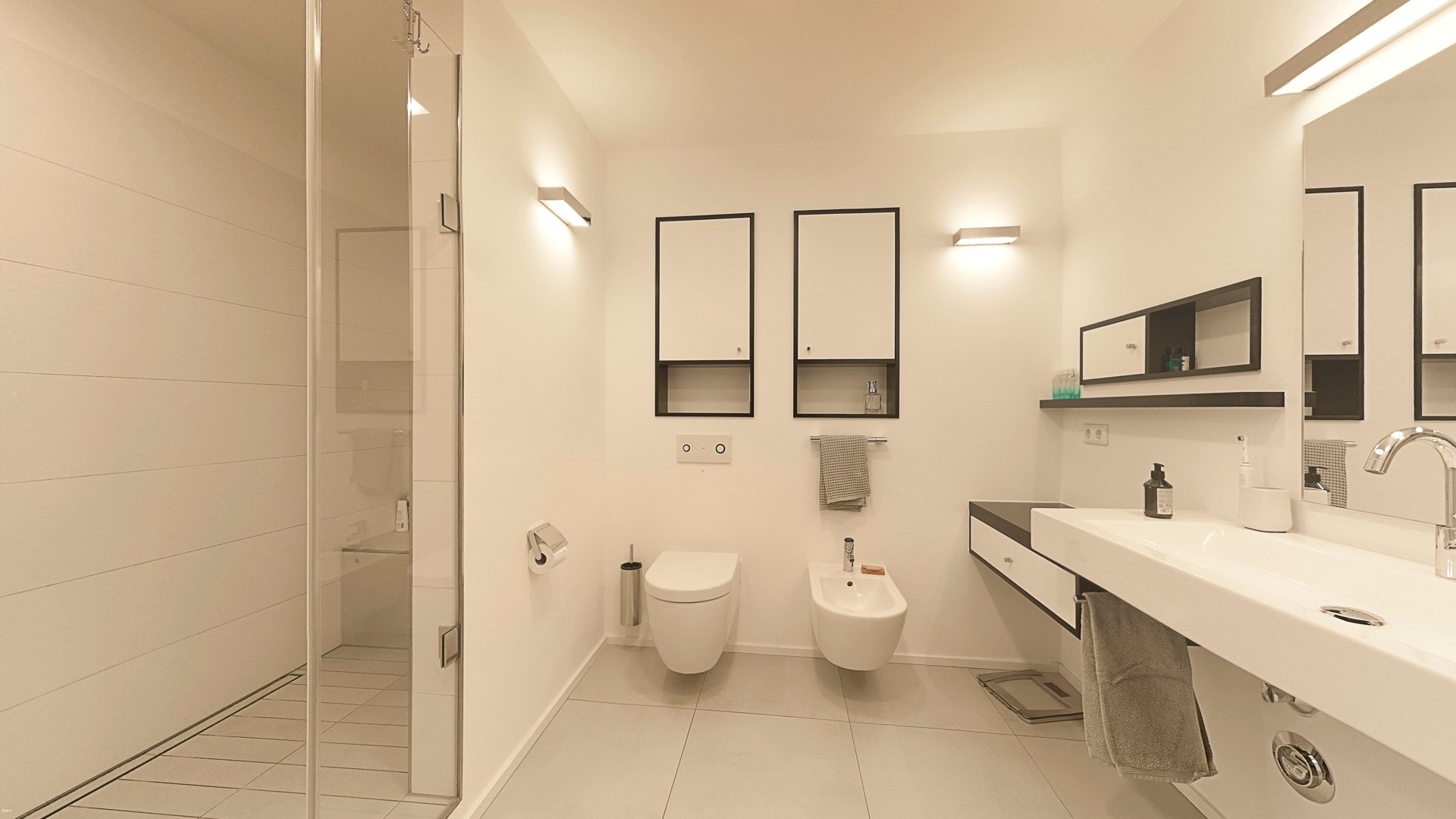 Böcker Wohnimmobilien - Immobilienangebot - Düsseldorf / Oberkassel - Alle - Luxuriöse 3-Zimmer-Wohnung mit Balkon in Oberkassel - Individuelles Wohnjuwel mit 2 TG Stellplätzen