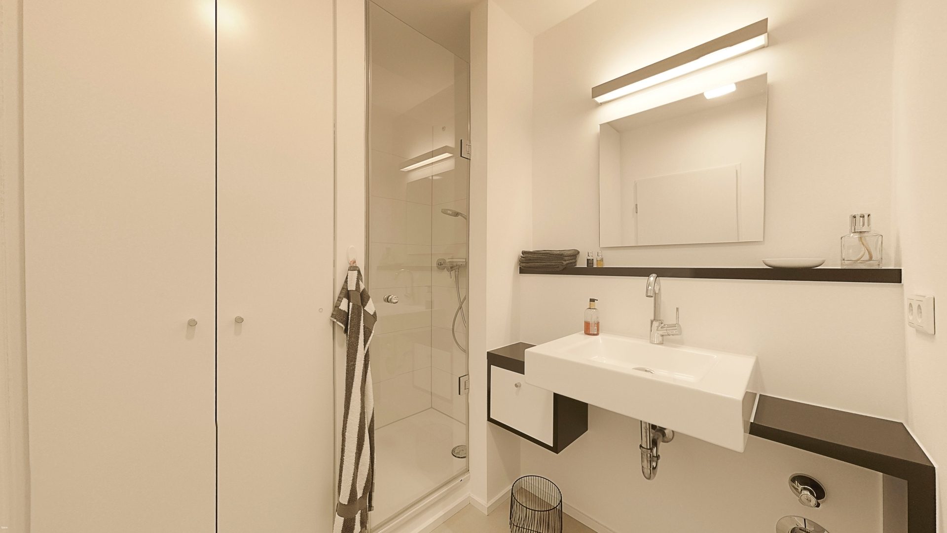 Böcker Wohnimmobilien - Immobilienangebot - Düsseldorf / Oberkassel - Alle - Luxuriöse 3-Zimmer-Wohnung mit Balkon in Oberkassel - Individuelles Wohnjuwel mit 2 TG Stellplätzen
