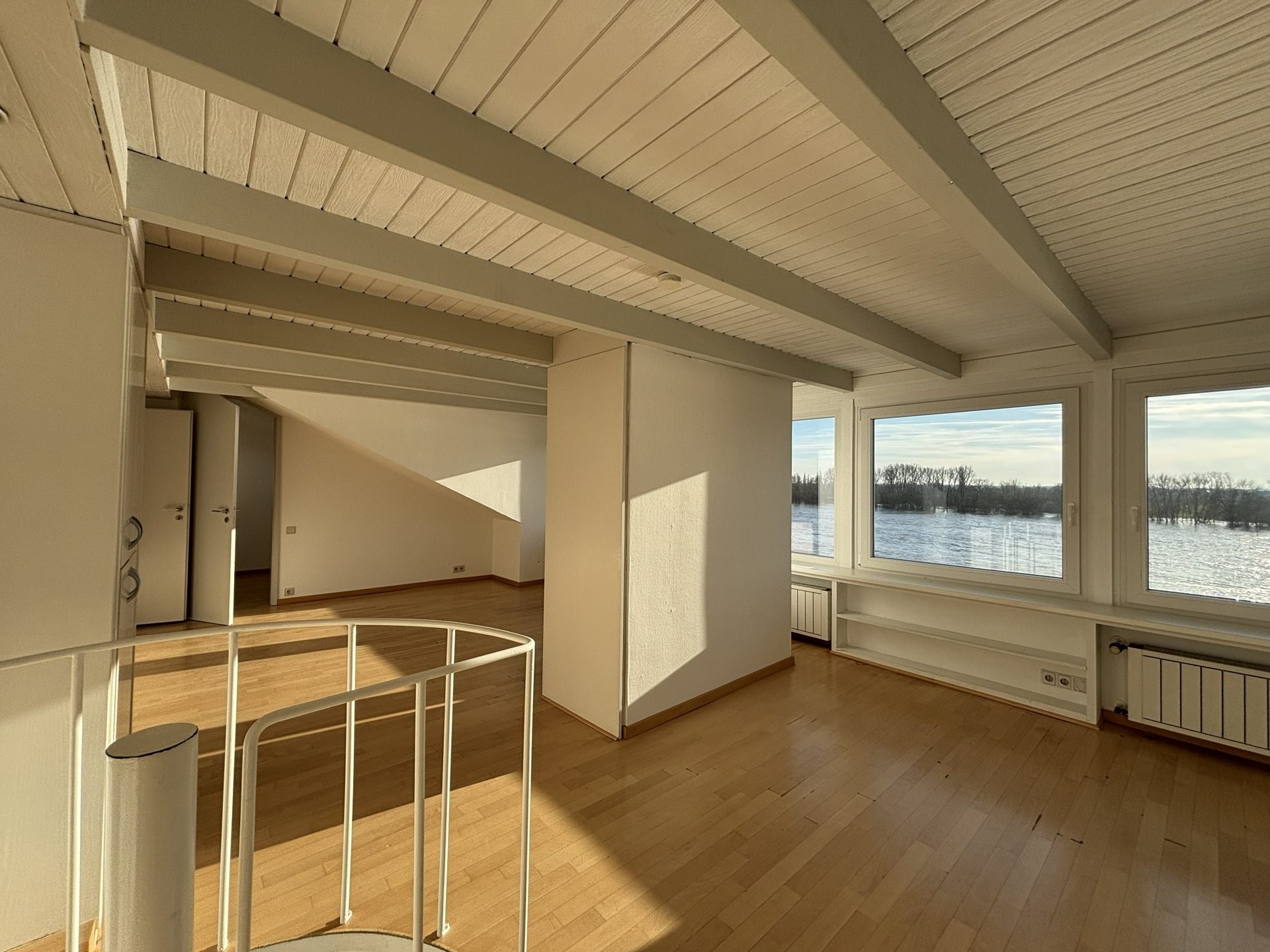 Böcker Wohnimmobilien - Immobilienangebot - Düsseldorf / Wittlaer - Alle - 1. Rheinlage: Lichtdurchflutete Maisonette-Wohnung mit Rheinblick