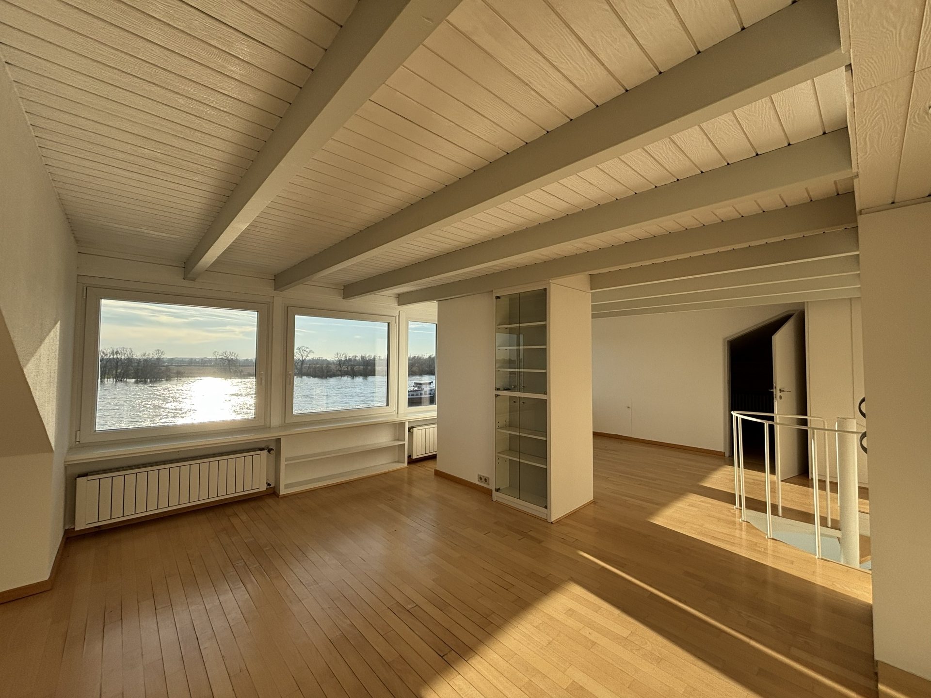 Böcker Wohnimmobilien - Immobilienangebot - Düsseldorf / Wittlaer - Alle - 1. Rheinlage: Lichtdurchflutete Maisonette-Wohnung mit Rheinblick