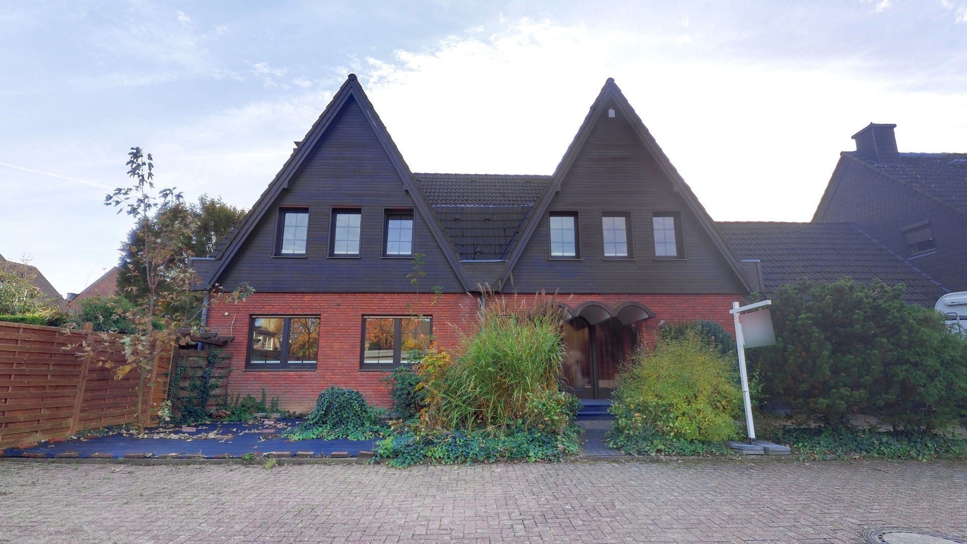 Hausansicht_1 Böcker Wohnimmobilien - Immobilienangebot - Duisburg / Rahm - Alle - MEHRGENERATIONENHAUS MIT POTENTIAL IN DUISBURG-RAHM