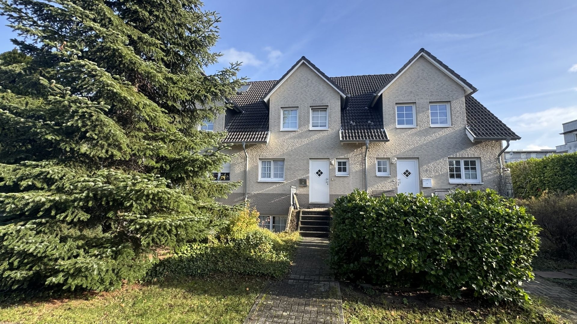 Böcker Wohnimmobilien - Immobilienangebot - Düsseldorf / Wittlaer - Alle - RMH mit 5 Schlafzimmern in ruhiger Lage und optimaler Infrastruktur von Einbrungen