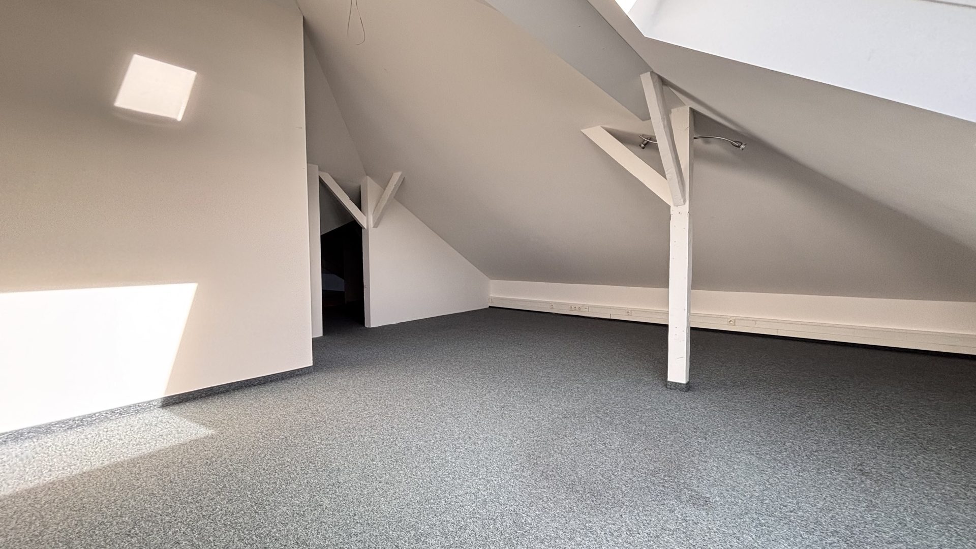 Böcker Wohnimmobilien - Immobilienangebot - Düsseldorf / Kaiserswerth - Alle - Exklusives Dachgeschossbüro in bester Lage in einem repräsentativen Anwesen