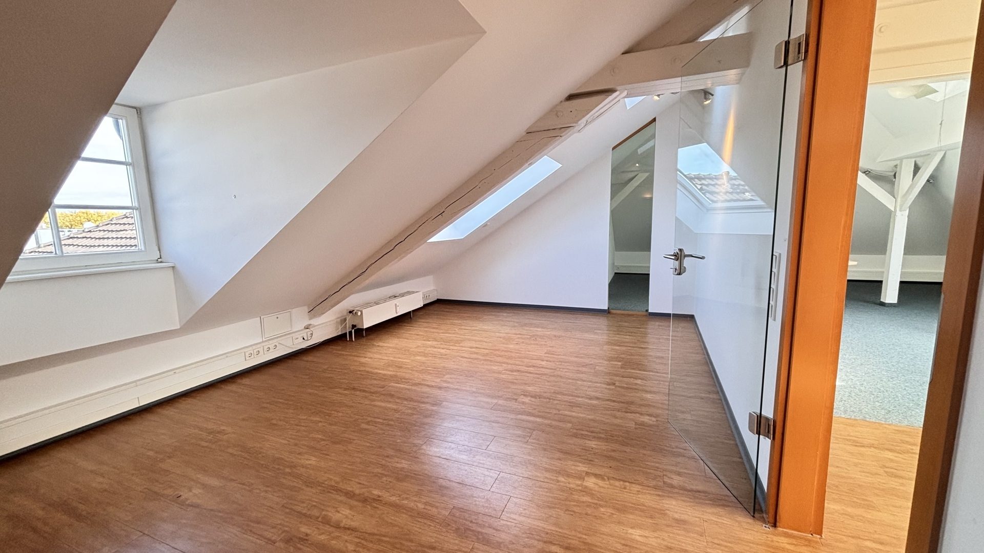 Böcker Wohnimmobilien - Immobilienangebot - Düsseldorf / Kaiserswerth - Alle - Exklusives Dachgeschossbüro in bester Lage in einem repräsentativen Anwesen